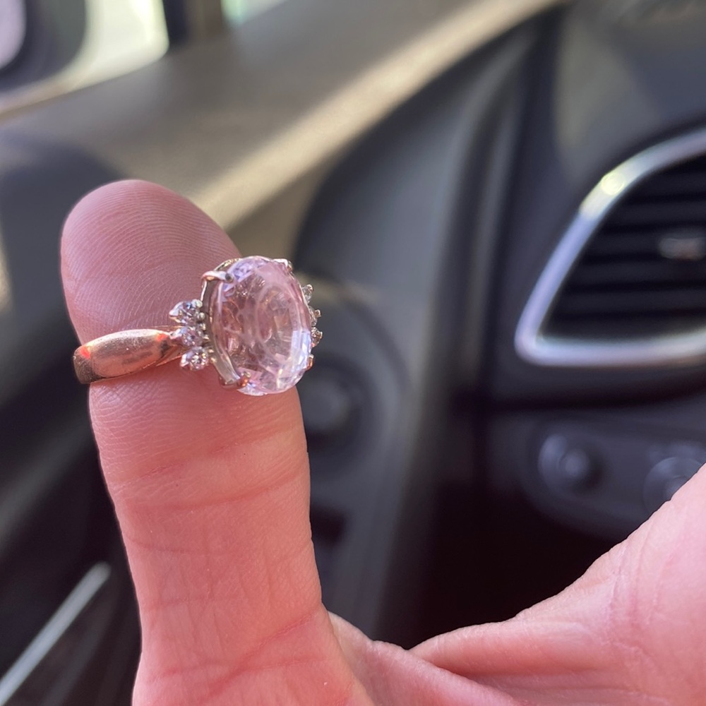 EYE CATCHING 5.60ct light pink kunzite ring w/three .25k diamonds l/r